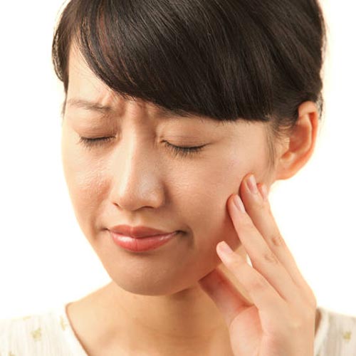 A lady with bad tooth pain needs an emergency dentist in Mississauga